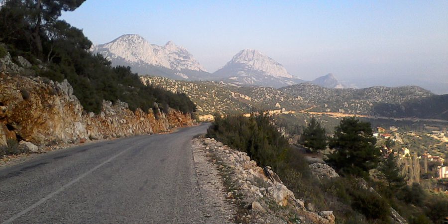 Alergare in Antalya, niste munti spre partea de S