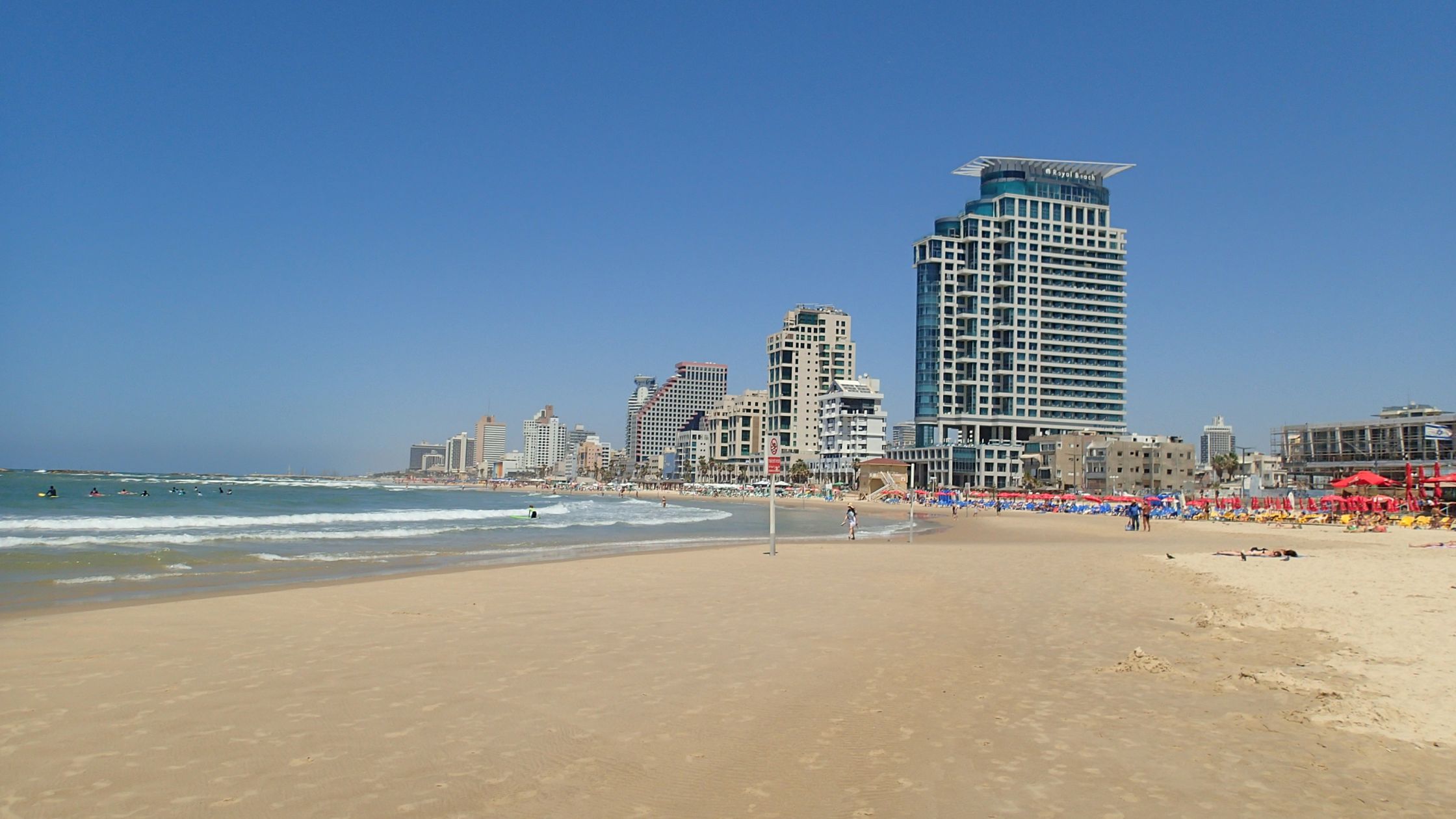 Alergare pe nisip, plaja din Tel Aviv vedere spre N