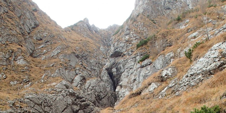 Valea seaca a Caraimanului, de vara, prin hornuri - intrarea pe hornuri