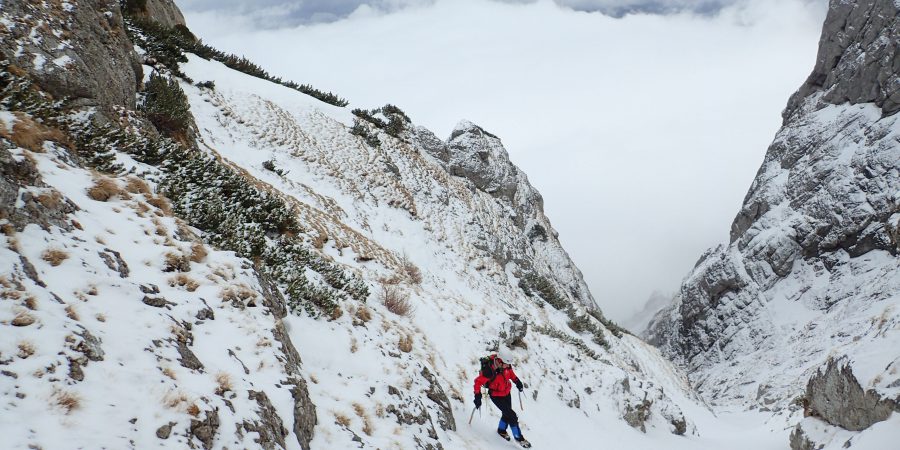 Valea Colţilor de iarnă, traversarea in valea Galbinele