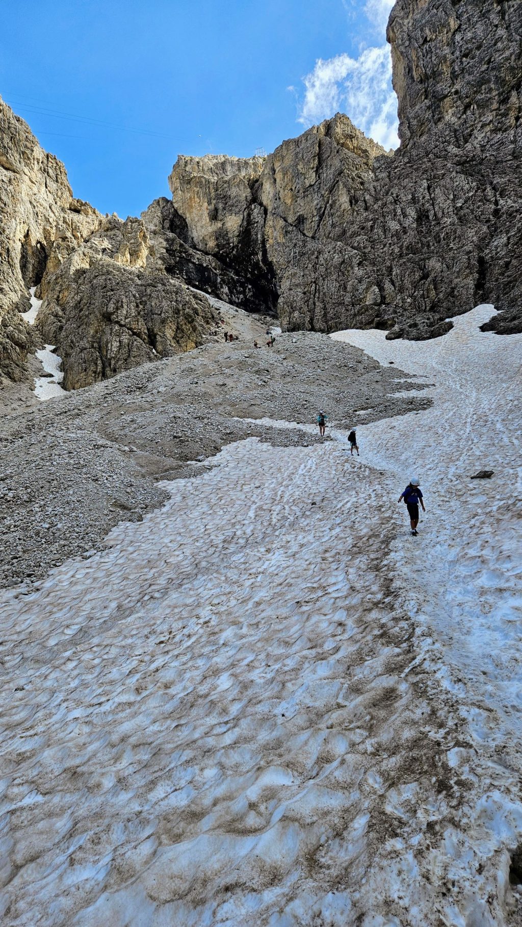 Traversând o limbă de zăpadă la ieșirea din zona abruptă