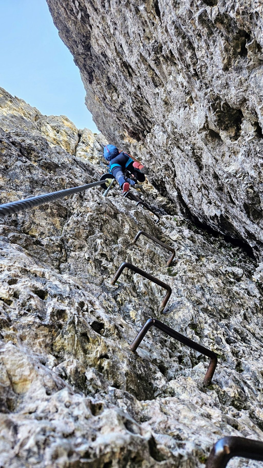 Pe diedrul îngust, lung și vertical