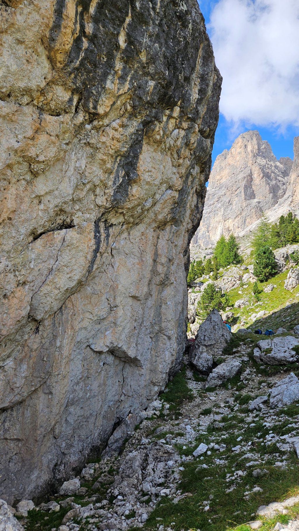 Sasso Gabriel Embolo, front NV, traseele Bobis (7b) si Mercedes (7a)