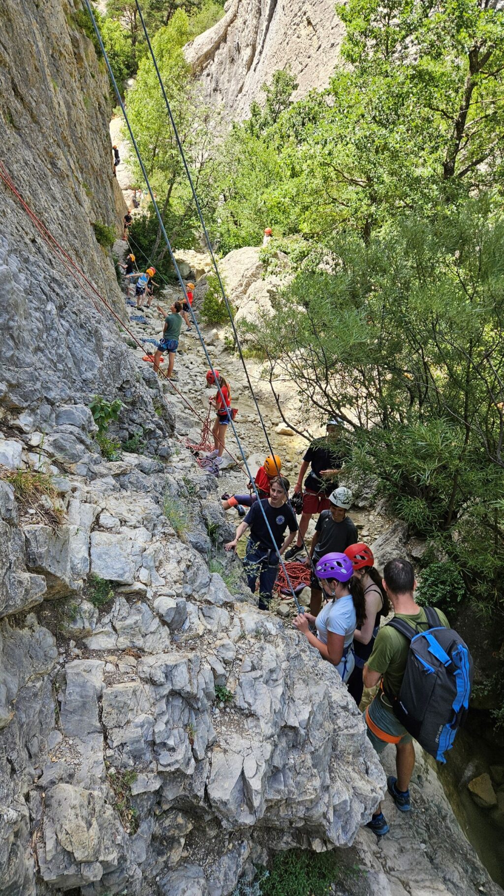 Copii în tabără de escaladă