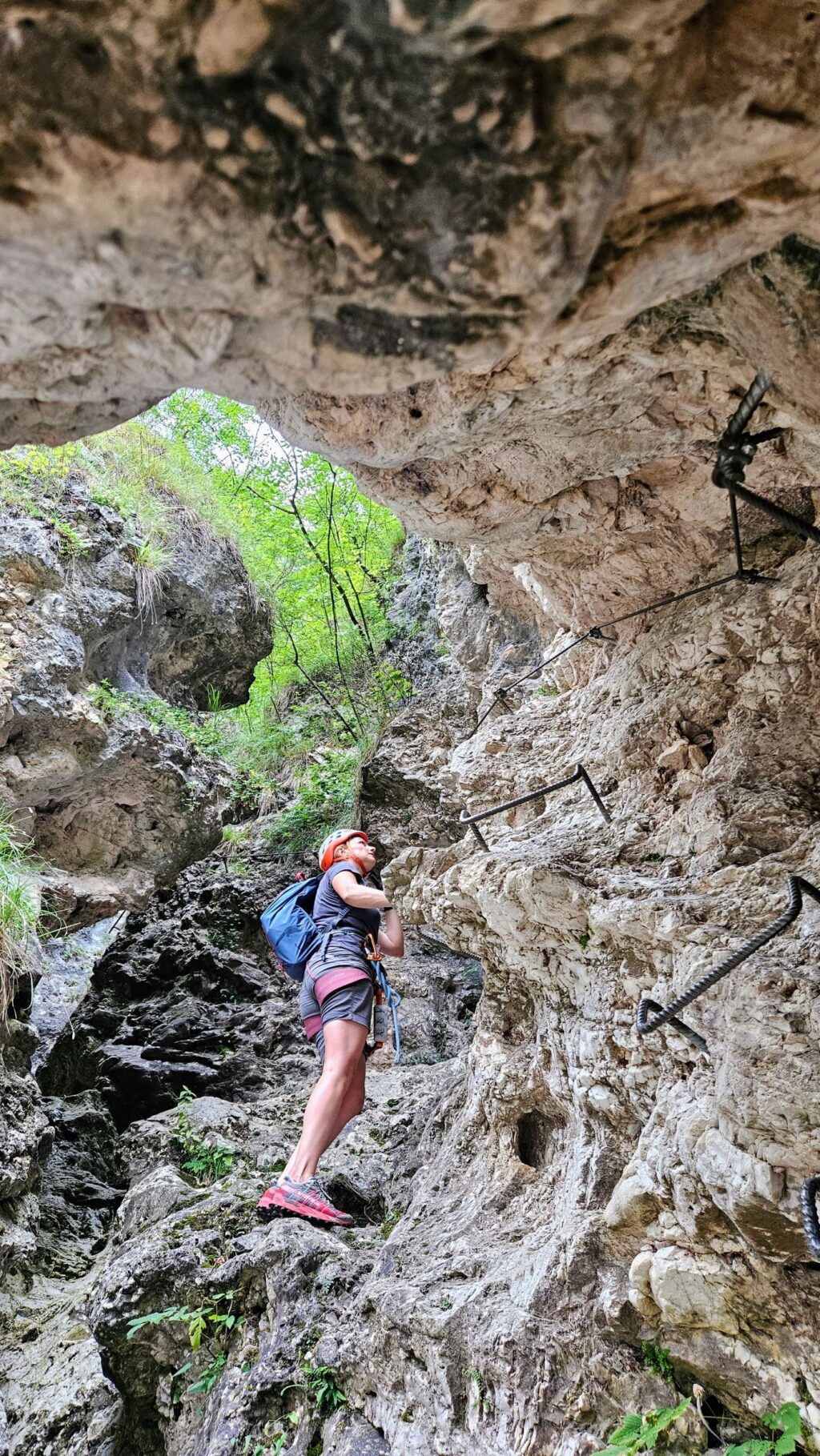 Hornul ia aici aspect de tunel și calcarul devine foarte alb