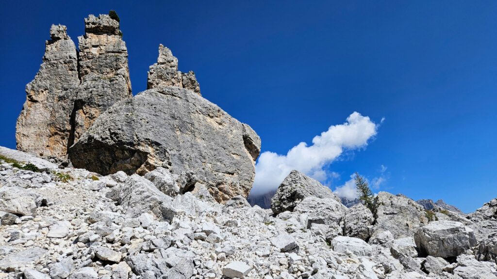 La Cinque Torri, cu Sasso Cubico și Torre del Barancio pe fundal