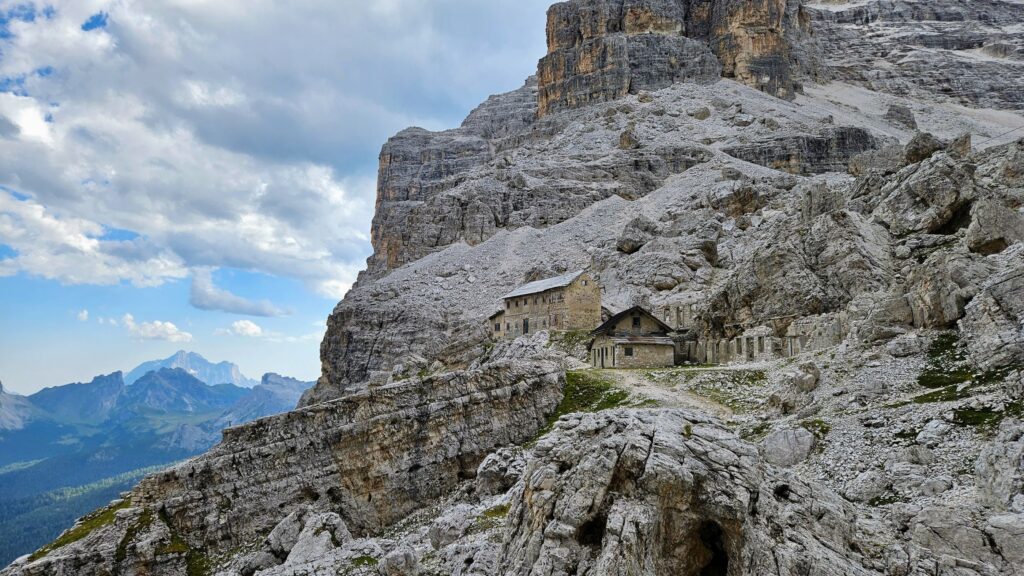 Ruine din WW1 în jurul refugiului Giusanni