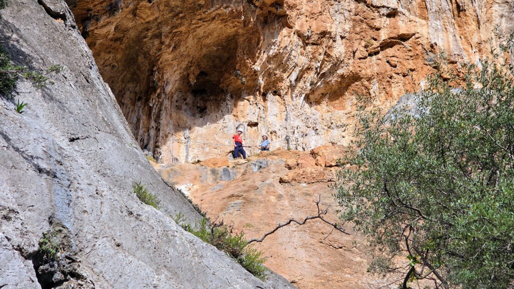 Grota din sectorul Kamares