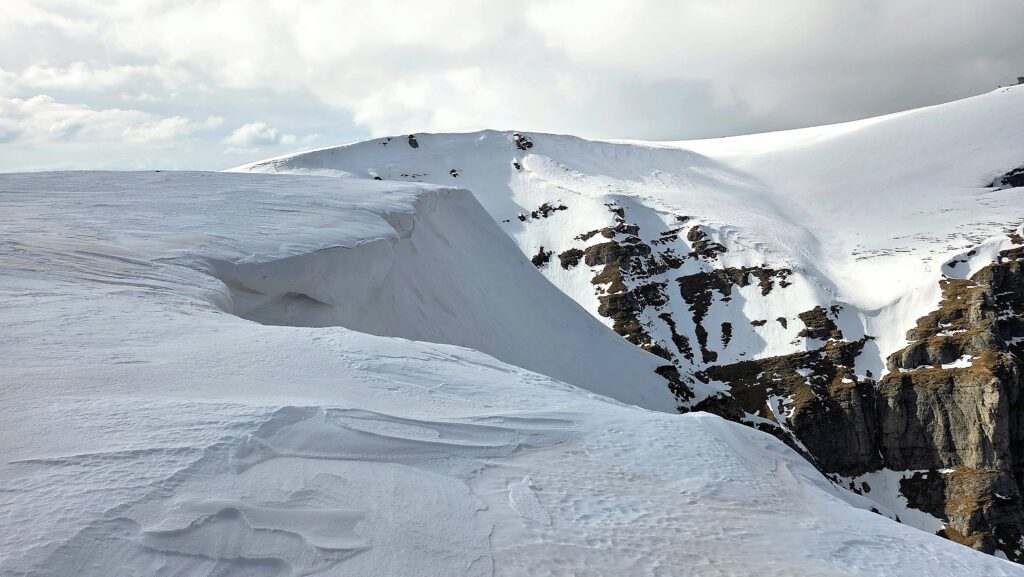 Cornișe pe gurile de intrare în Valea Albă