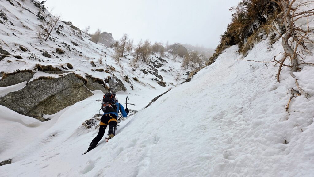 Croco, muncind să urce pe a treia săritoare