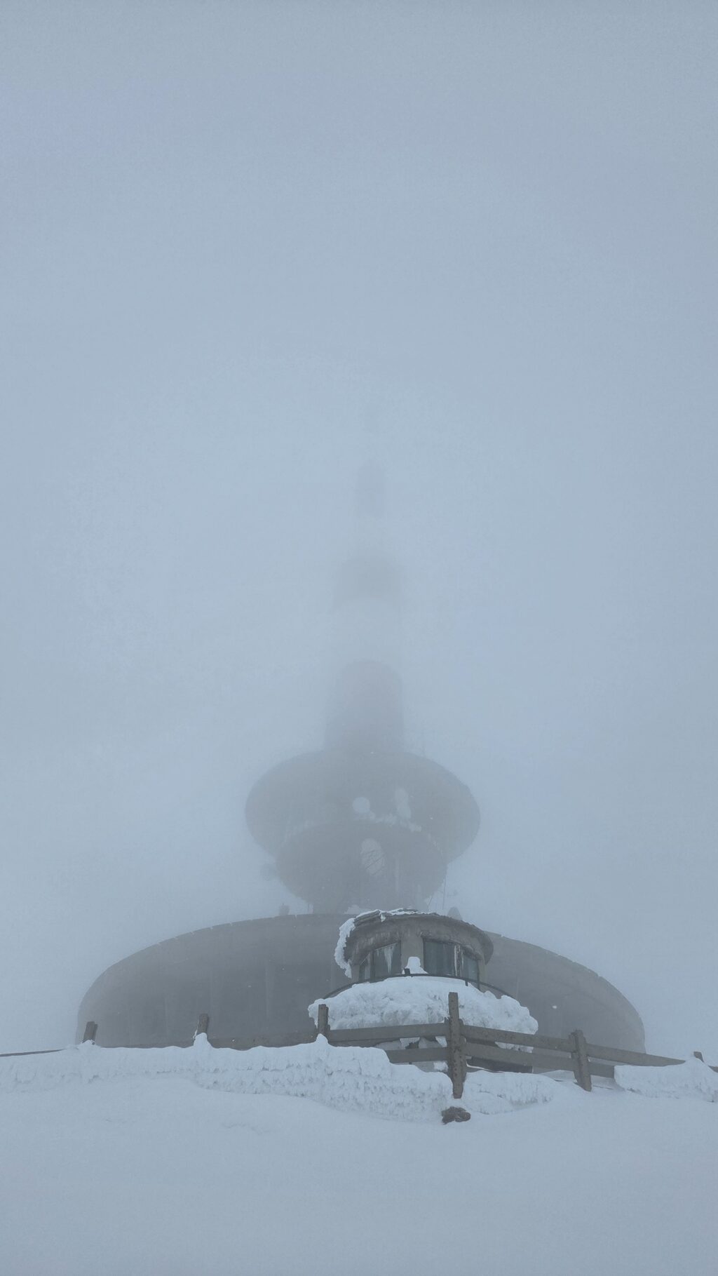 Releul Coștila, abia vizibil